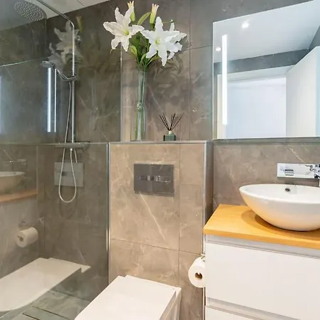 Apartment 8 Bed Close To Puerto Banus